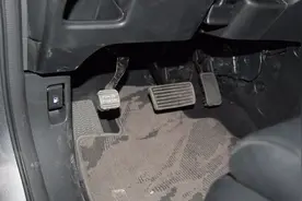 踩刹车制动和拉手刹制动分别是刹哪个轮的？很多司机都说不清楚！