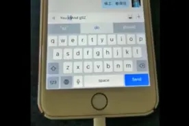 怪异！深圳女子用“山寨”插头充电时，手机竟自动打开微信操作视频封面
