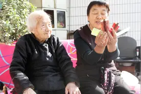 山西农村105岁老奶奶健康慈祥精神好，看她用4把梳子说养生