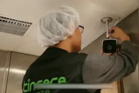 后厨装上直播摄像头，点外卖在手机上就可直接查看做菜全过程！视频封面