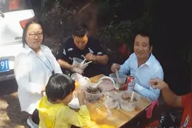 江西赣州：真吃货！半路肚子饿了 一家人竟在应急车道上摆桌开席