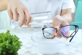 眼镜片上划痕多别急着换新的，眼镜店老板教我一招，轻松去除划痕