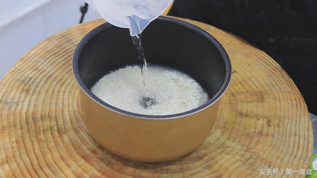 大厨讲解糯米甜饭的老式做法，掌握这2个技巧，米饭香甜软糯