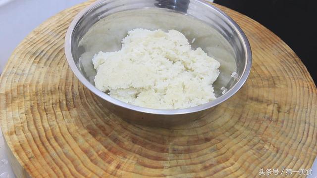 大厨讲解糯米甜饭的老式做法，掌握这2个技巧，米饭香甜软糯