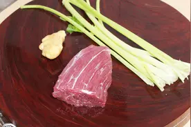 小炒牛肉丝正宗的做法，切肉这一步很讲究，不然很容易不成丝