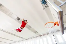 超级花式灌篮，原来篮球还可以这样玩，厉害了！视频封面