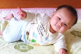 宝妈注意观察，宝宝有这3个表现，说明马上就要翻身啦！视频封面