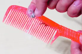 梳子缝隙容易脏不好清洁，教你一招，洗的干净，就像新买的一样视频封面