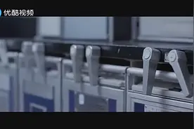 飞机遇气流颠簸，大款立马就将空姐搂在怀里，没想这空姐还挺主动视频封面