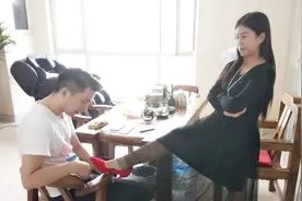 女经理让应聘的大学生舔鞋，秘书一句话，经理瞬间懵了视频封面