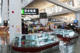 为什么自带的饮料不让进机场安检口，机场里的饮料却能带上飞机？视频封面