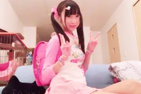日本22岁已婚女子火了！身高1米3常扮小学生，网友：想娶回家！视频封面