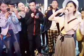 冯提莫街头献唱《佛系少女》，这么多人围观简直是个歌友会现场啊