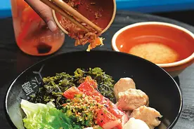 香港：健康面食各具特色 五谷鱼粉面滑汤浓啖啖鱼肉图片
