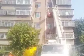 500斤重病人被困四楼 医生消防联手合作 将其吊进救护车视频封面