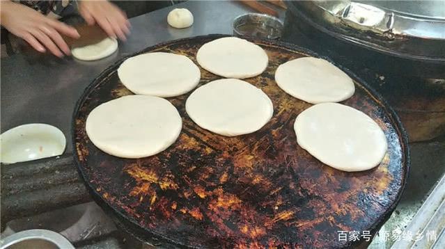 河北邯郸经典小吃石头饼，1个饼铛1锅碎石，会烙饼的学起来