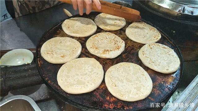 河北邯郸经典小吃石头饼，1个饼铛1锅碎石，会烙饼的学起来