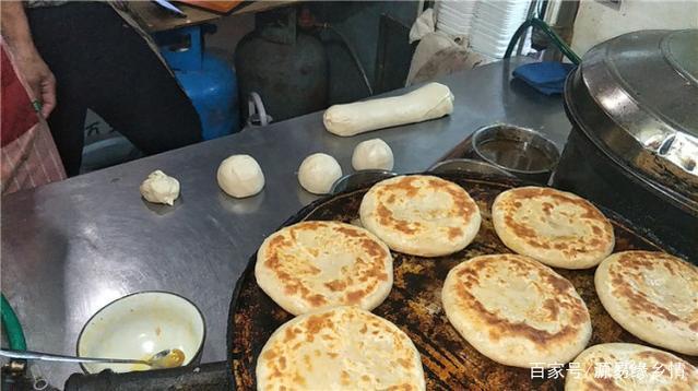 河北邯郸经典小吃石头饼，1个饼铛1锅碎石，会烙饼的学起来
