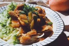 吃肉肉~ 吃面面啦~沙茶肉肉拌面已送达！图片