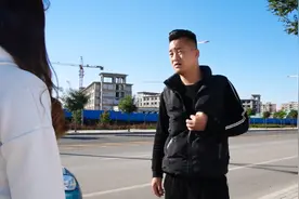 美女手机被偷求路人帮助，大家都怀疑她是骗子，大哥的举动暖心了视频封面