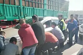 轿车遭货车挤压，一帮被堵路的司机抬车视频封面