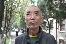 南京大学“行人门禁”惹争议 校方：有序管理 不存在“封闭”一说视频封面