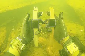 国外小伙在水下捡到了可以使用的苹果手表，还有手机，真厉害！视频封面