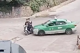 四学生骑同一辆电动车 十字路口遭出租车径直撞上 齐刷刷摔倒在地视频封面