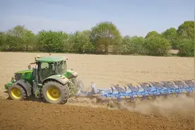 约翰迪尔7R系列250马力拖拉机 搭载拉贝8铧翻转犁翻地作业