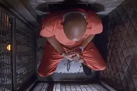 罪犯带汽油上机，安检竟然没发现，罪犯瞬间成了飞机上的老大！视频封面