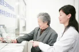 老人新福音！北京推出养老助残卡，家里老人又将收到一大笔补贴！视频封面