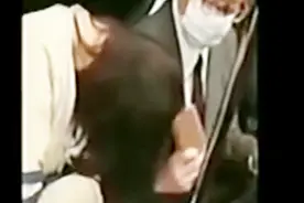 女子地铁上睡着靠在了男子肩上，男子掏出手机猛击女子头部视频封面