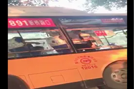 重庆：突发！男子持榔头劫持公交乘客 公交司机勇救乘客视频封面
