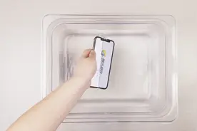 号称超强防水的iPhone XS下水测试，这防水性能差点要翻车！视频封面