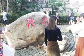 打工小伙夸越一千多公里，来武汉找武大校花黄灿灿，能找到她吗视频封面