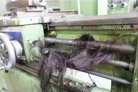 惨！东莞一女工头发卷进机器，头皮被生生撕掉视频封面