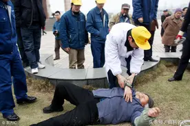 老人摔倒要不要扶？不要帮倒忙！图片