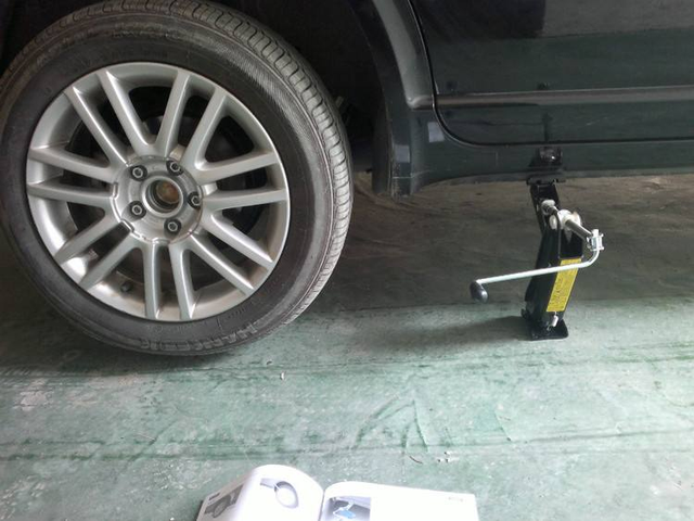 实用!汽车爆胎不用怕,手把手教你如何换备胎!