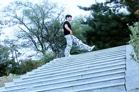 上下楼梯还可以这么玩儿，会鬼步舞的人走路就是跟别人不一样