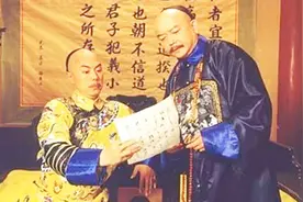 乾隆批阅奏折，看完在上面写下一行朱批，大臣看过后吓得面红耳赤视频封面