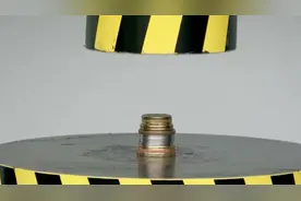 10枚硬币叠在一起，液压机能搞定吗？老外做实验，看到结果笑了