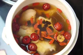 入冬后，女人总是手脚冰冷，为她多炖这盅汤，驱寒补气血！视频封面