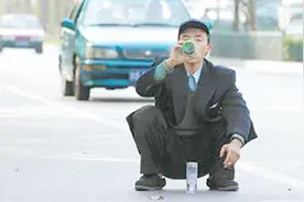 河南小伙写下2018退出酒场通知书，笑死我了，看完你还喝酒吗？视频封面