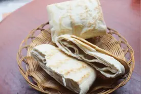 烟台莱州：40年老手艺加独家配方 农村大叔做莱州火烧 顾客排队等