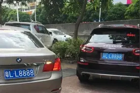 广东：众泰扮成保时捷还套牌粤LL8888，真假李逵街头相遇引围观视频封面