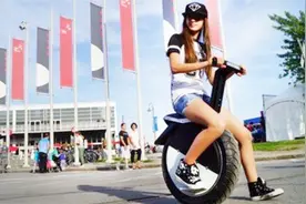 一个轮子的电动车，机动灵活，上路兜风回头率杠杠的视频封面