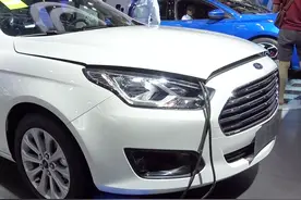 车展实拍：福特福睿斯，外观气派，配1.5L+6挡AT变速箱，油耗6.8L视频封面