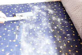 教你一招不用洗不用晒，轻松清洁床垫的方法，不让螨虫陪你睡视频封面
