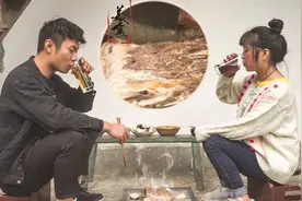 尘乡居：农村情侣在家烤排骨，大口吃肉大口喝酒，2字总结：满足视频封面