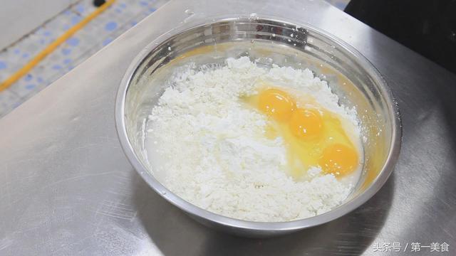 一盆面粉，几个鸡蛋，搅一搅，快速做早餐鸡蛋饼，柔软营养省时